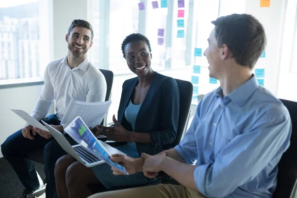 Ejecutivos atentos discutiendo sobre gráfico —  Fotos de Stock