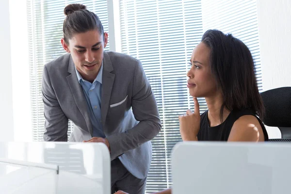 Empresario interactuando con su colega — Foto de Stock