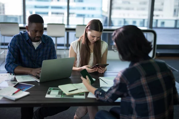 Befattningshavare som arbetar tillsammans i office — Stockfoto