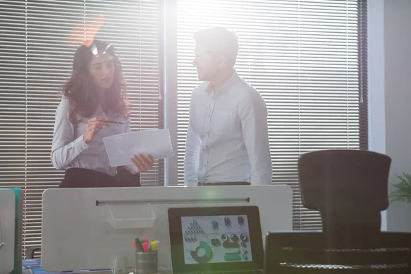 Männliche und weibliche Führungskräfte diskutieren — Stockfoto