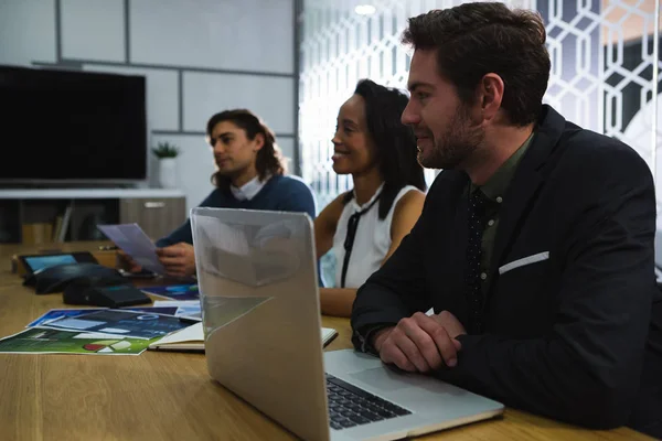 Groep van uitvoerende macht in informele discussie — Stockfoto