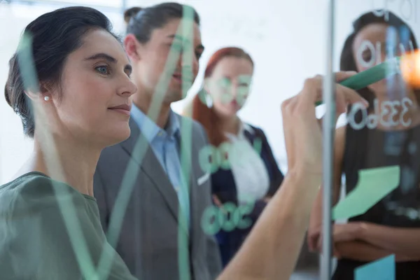 Groep van managers bespreken — Stockfoto