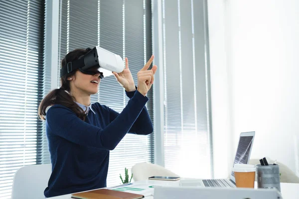 Executivo feminino usando headset virtual — Fotografia de Stock