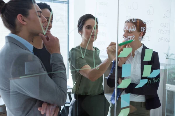 Groep van managers bespreken — Stockfoto