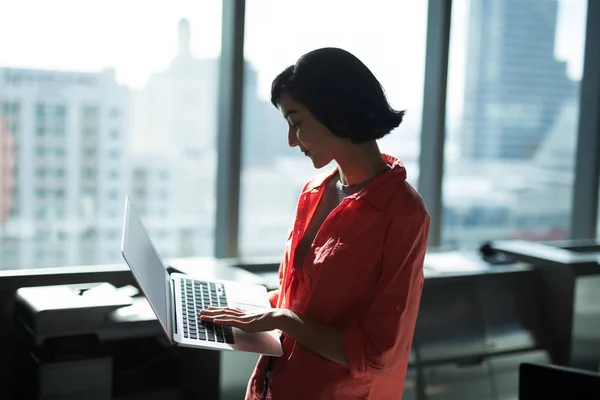 Ejecutivo femenino usando el ordenador portátil — Foto de Stock