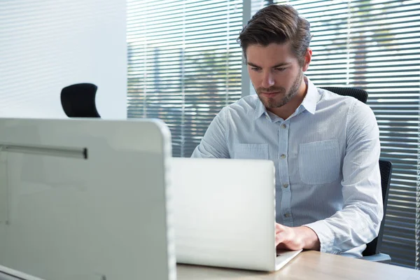 Executive man använder laptop — Stockfoto