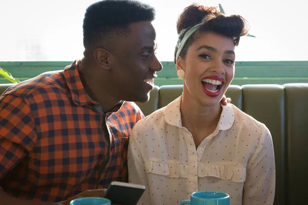 Pareja divirtiéndose en restaurante — Foto de Stock