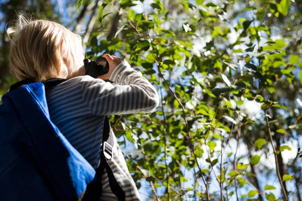 Chica con bolsa pack disfrutando de la naturaleza —  Fotos de Stock