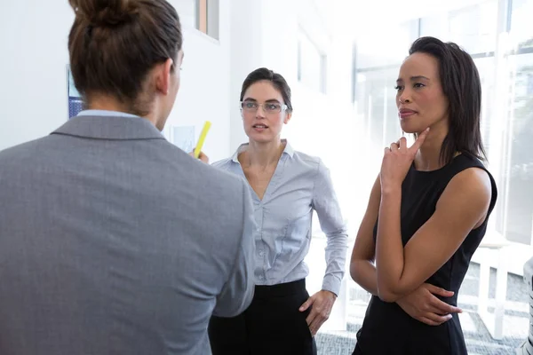 Grupp av executive diskutera över dokument — Stockfoto