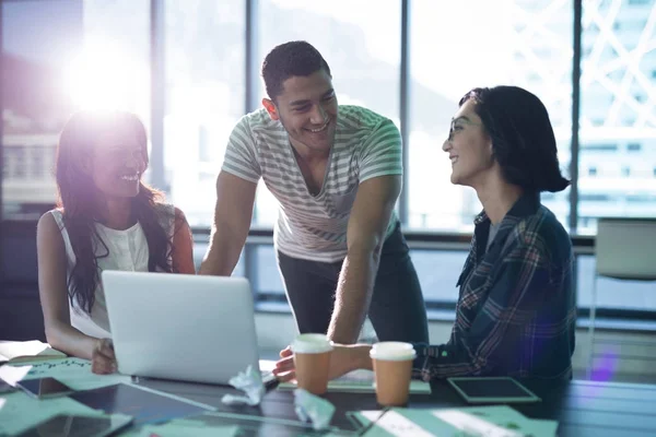 Befattningshavare som arbetar tillsammans i office — Stockfoto