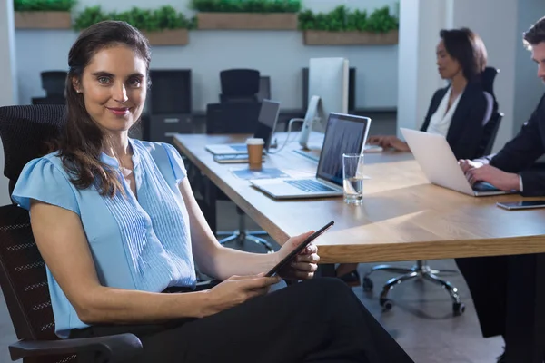 Kvinnliga verkställande använder digitala tablett i office — Stockfoto