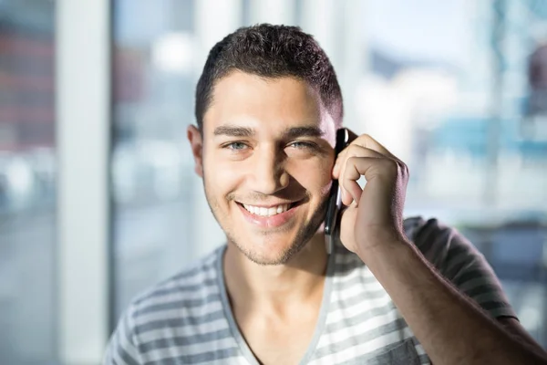Cadre masculin parlant sur téléphone mobile — Photo