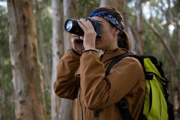 Hiker kvinna att klicka på fotot i skogen — Stockfoto