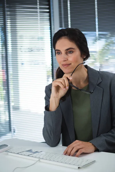 Ragionevole dirigente donna alla scrivania — Foto Stock