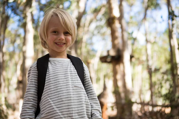 Menina na floresta — Fotografia de Stock