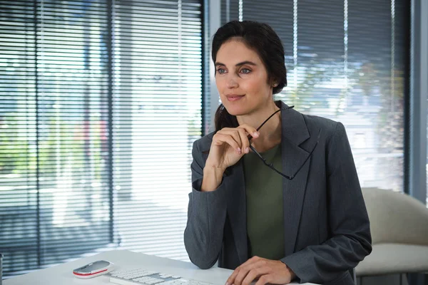 Pensativo executivo do sexo feminino na mesa — Fotografia de Stock