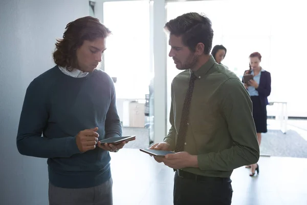 Ejecutivos masculinos discutiendo sobre tableta — Foto de Stock