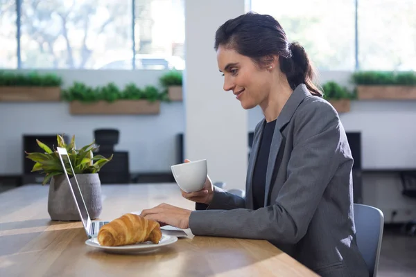 Ejecutiva femenina trabajando en el escritorio — Foto de Stock