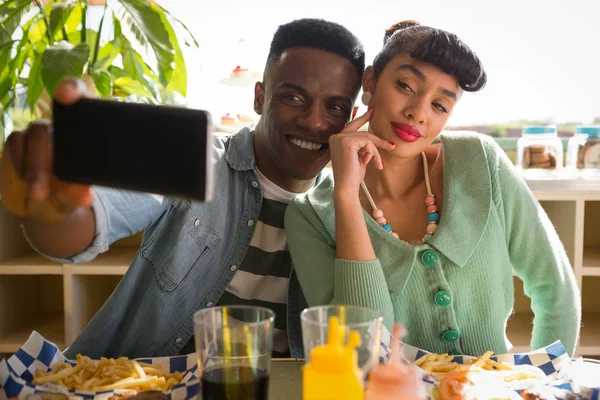 Paar nemen selfie terwijl het hebben van voedsel — Stockfoto