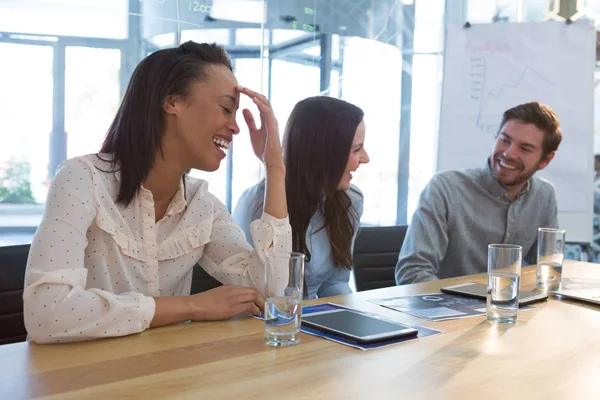 Collega's interactie met elkaar — Stockfoto