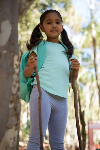 Girl standing with backpack — Stock Photo, Image