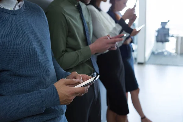 Equipe de pessoas de negócios usando telefone celular — Fotografia de Stock