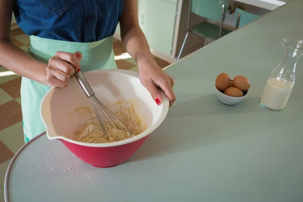 Kobieta whisking mieszaninę do miski — Zdjęcie stockowe