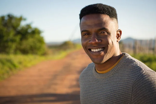 Hombre sonriendo en un día soleado — Foto de Stock