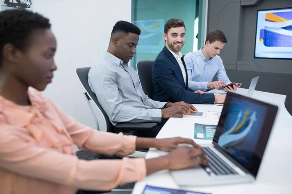 Manliga och kvinnliga chefer använder laptop — Stockfoto