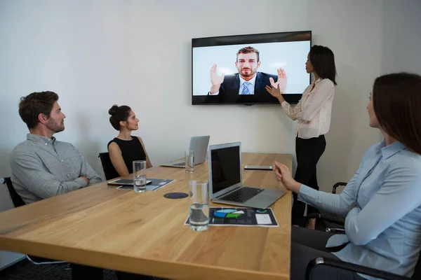 Compañeros de negocios asistiendo a una videollamada —  Fotos de Stock