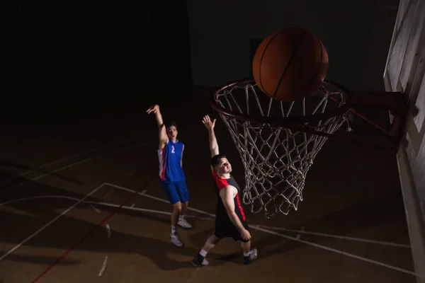 Due giocatori che giocano a basket — Foto Stock