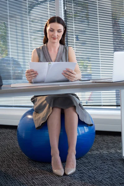 Egzersiz topu üzerinde oturan kadın yönetici — Stok fotoğraf