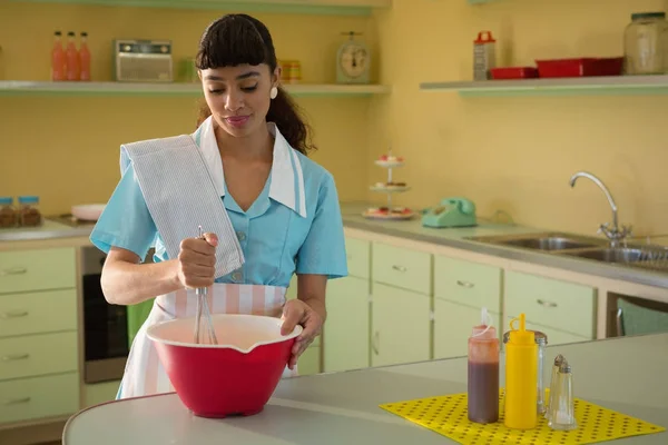 Waitress preparing food in restaurant — Stock Photo, Image