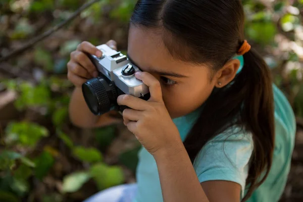 Fille avec sac à dos prenant des photos — Photo