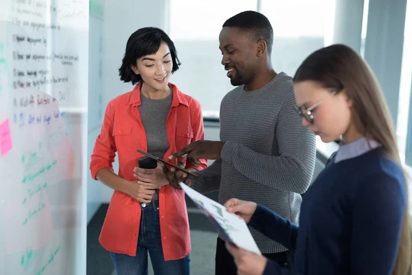 Ejecutivo femenino mirando gráfico — Foto de Stock