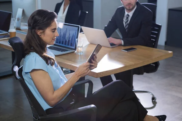 Ejecutiva femenina usando tableta digital en la oficina — Foto de Stock