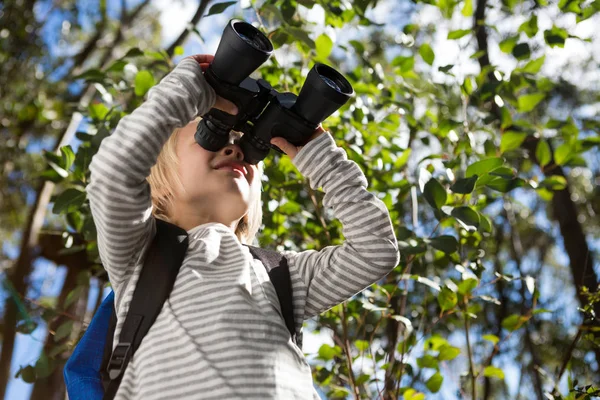 Chica con bolsa pack disfrutando de la naturaleza con prismáticos —  Fotos de Stock