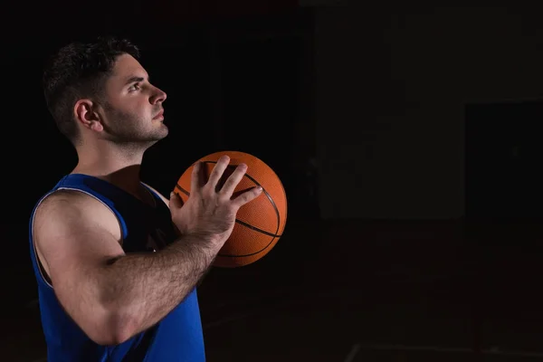 Kész, hogy dobja a kosárlabda játékos — Stock Fotó