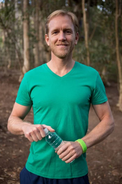 Hombre sosteniendo botella de agua — Foto de Stock