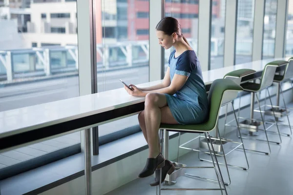 Vrouwelijke uitvoerend met behulp van mobiele telefoon — Stockfoto