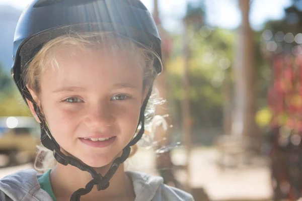 フォレストの女の子身に着けているヘルメット — ストック写真