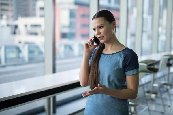 Female executive talking on mobile phone — Stock Photo, Image