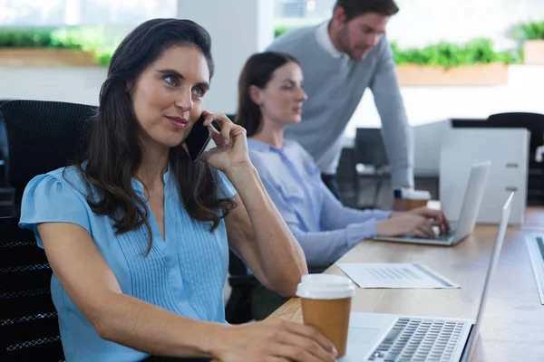 Female executive talking on phone — Stock Photo, Image