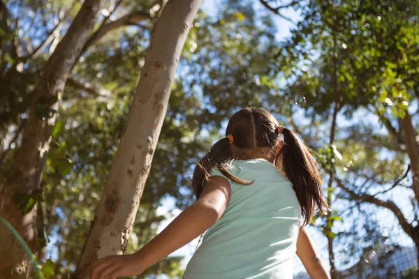 Chica caminando en el bosque en día soleado — Foto de Stock