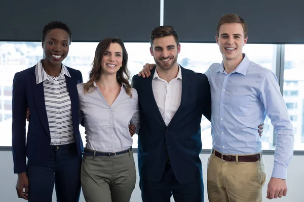 Cadres de direction confiants debout ensemble — Photo