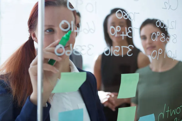 Gruppo di dirigenti che discutono — Foto Stock