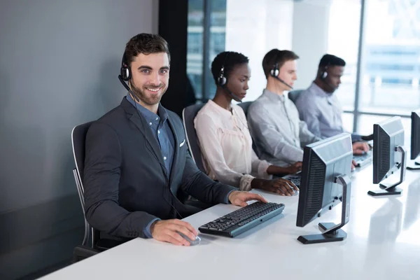 Customer service managers werken op kantoor — Stockfoto