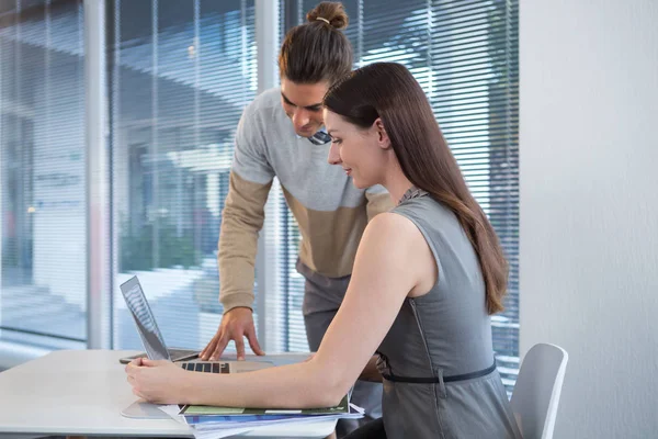 Företagsledare diskuterar över laptop — Stockfoto