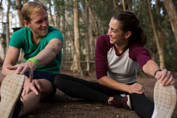 Kvinnan utför stretching motion — Stockfoto