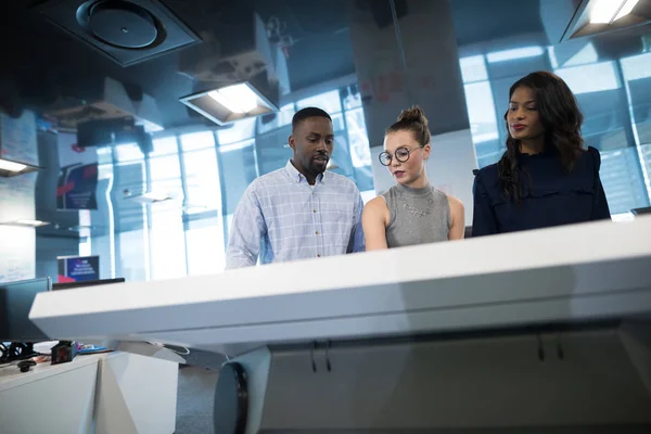 Dirigeants d'entreprise touchant écran numérique — Photo